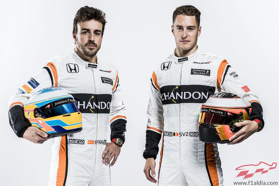 Fernando Alonso y Stoffel Vandoorne con sus monos de 2017