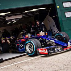 Carlos Sainz saliendo de boxes con el STR12 en Misano