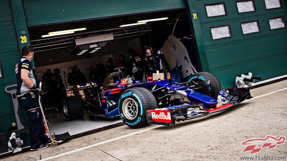 Carlos Sainz saliendo de boxes con el STR12 en Misano