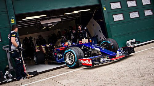 Carlos Sainz saliendo de boxes con el STR12 en Misano