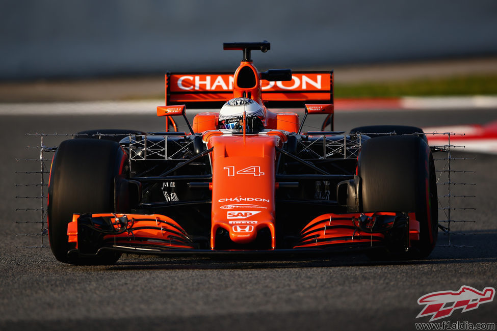 Alonso conduce el MCL32