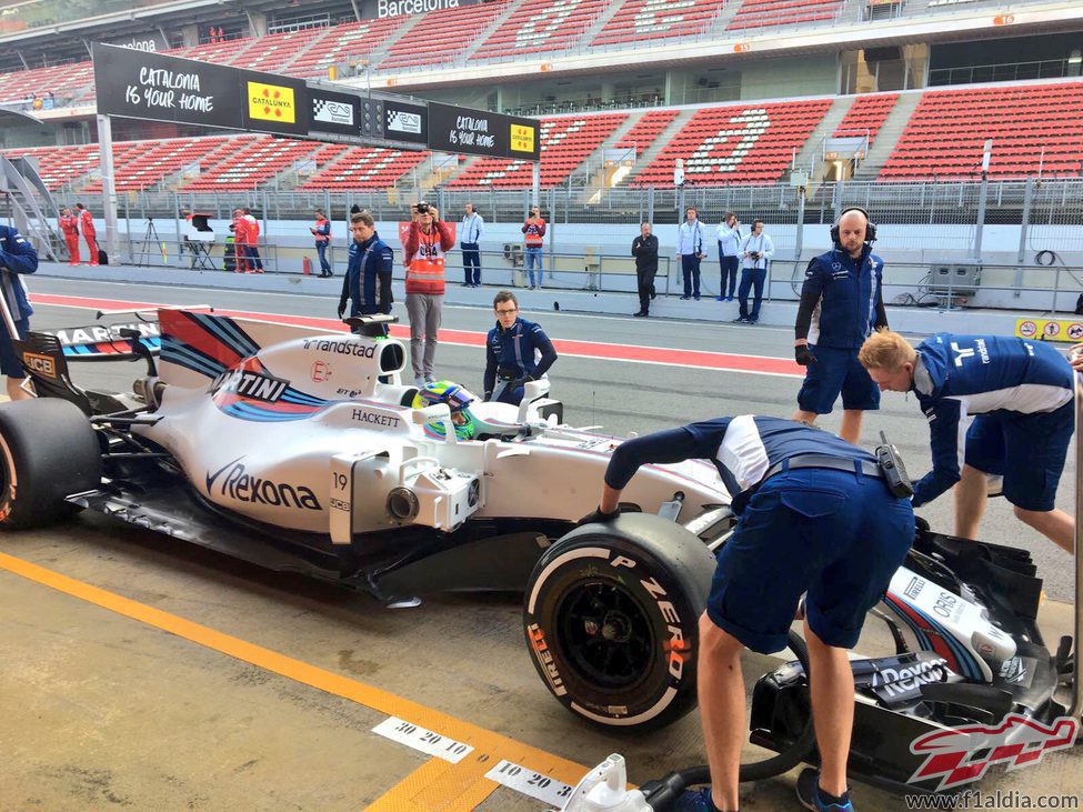 El Williams en su zona del pit-lane