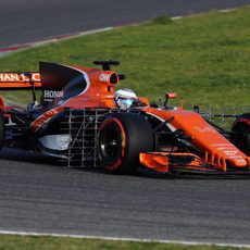 Fernando Alonso a los mandos del MCL32