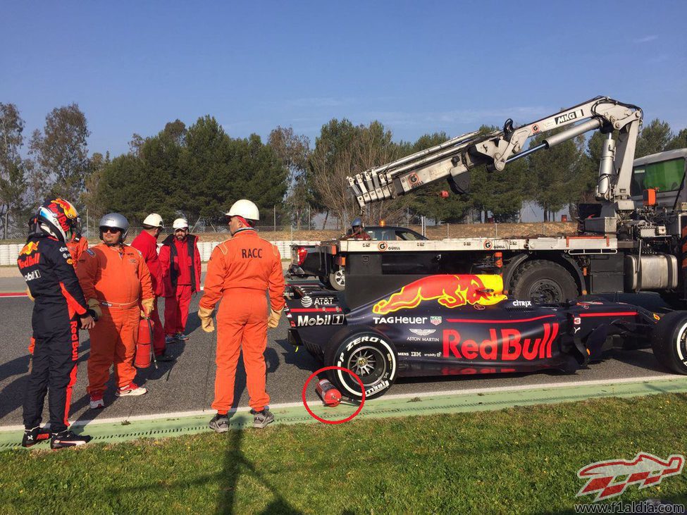 El coche de Ricciardo parado antes de la curva 4