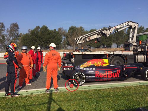 El coche de Ricciardo parado antes de la curva 4