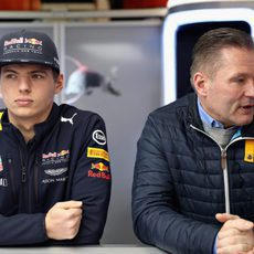 Max y Jos Verstappen observan los toros desde la barrera