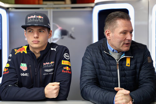 Max y Jos Verstappen observan los toros desde la barrera