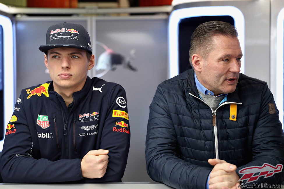 Max y Jos Verstappen observan los toros desde la barrera