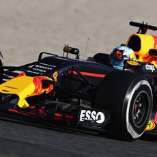 Daniel Ricciardo conduce el RB13 en la sesión vespertina