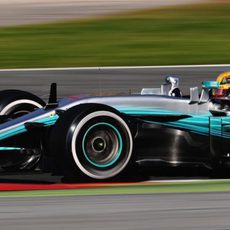 Lewis Hamilton lidera la primera jornada de test