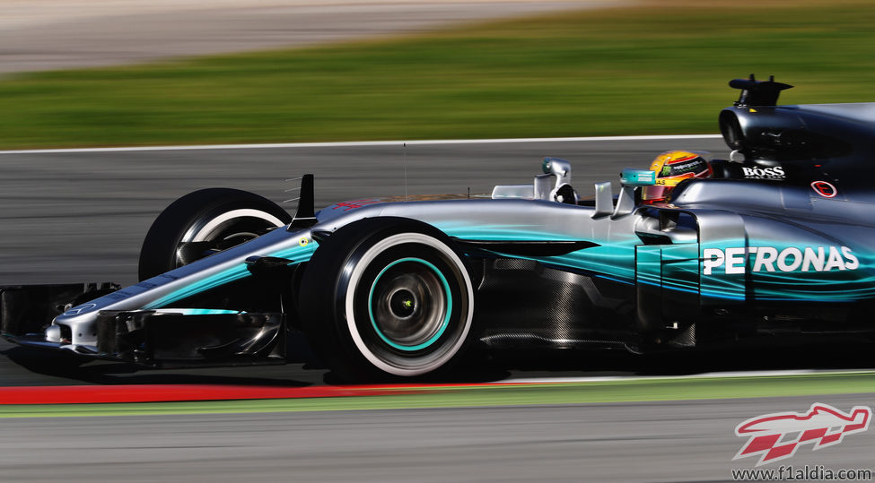 Lewis Hamilton lidera la primera jornada de test