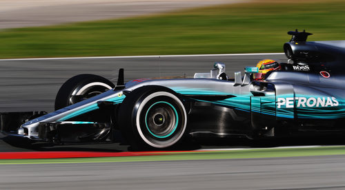 Lewis Hamilton lidera la primera jornada de test