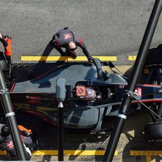 El Haas VF-17 parado en el pit-lane