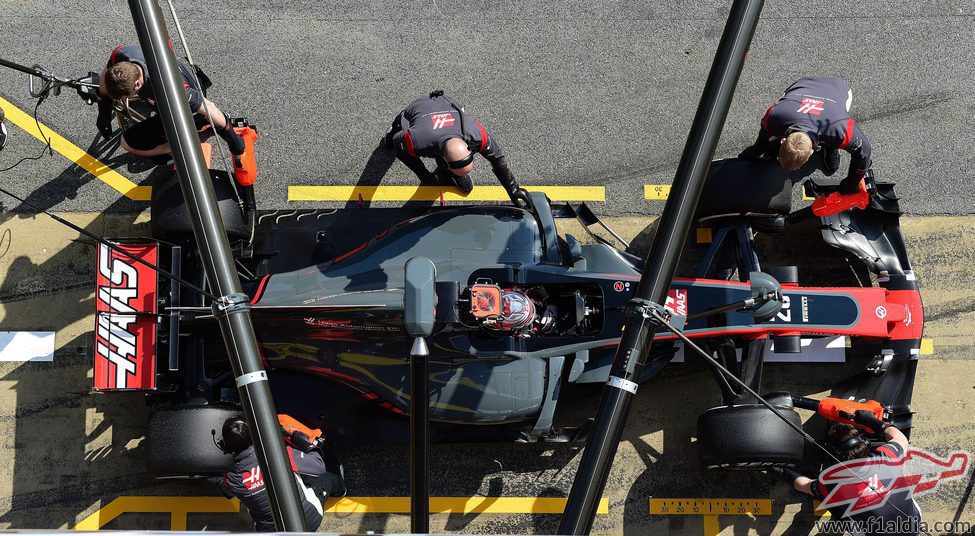 El Haas VF-17 parado en el pit-lane