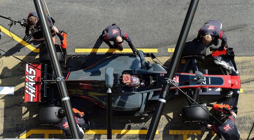 El Haas VF-17 parado en el pit-lane