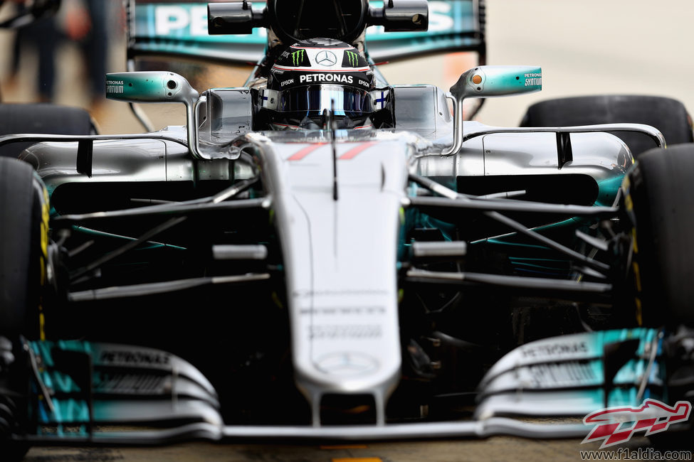 Valtteri Bottas en el pit lane