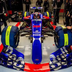 Daniil Kvyat en el STR12 en boxes