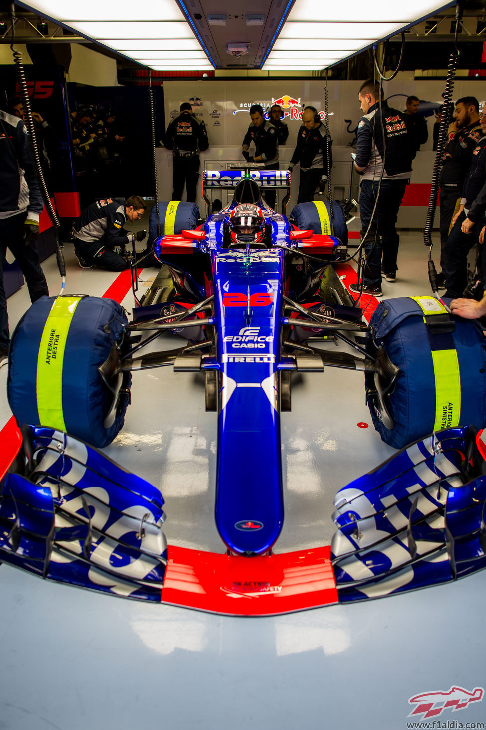 Daniil Kvyat en el STR12 en boxes