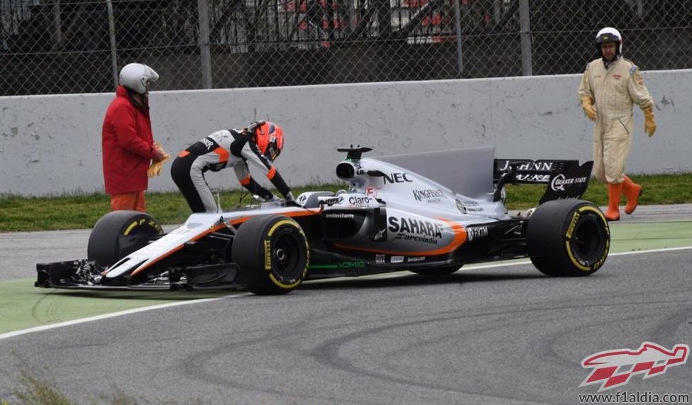 Esteban Ocon parado en pista