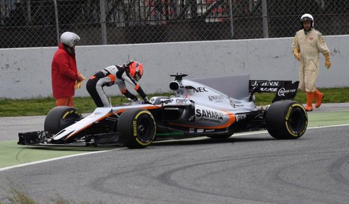 Esteban Ocon parado en pista