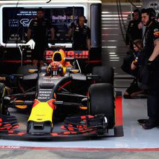 Max Verstappen esperando en el box