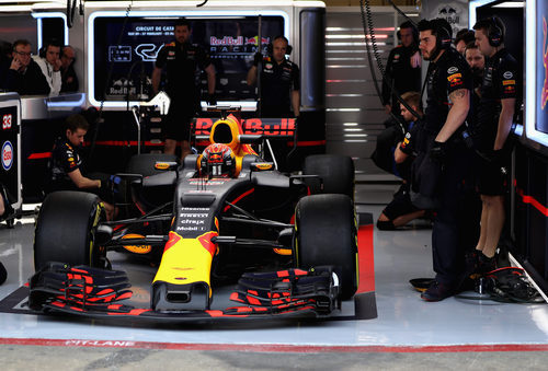 Max Verstappen esperando en el box