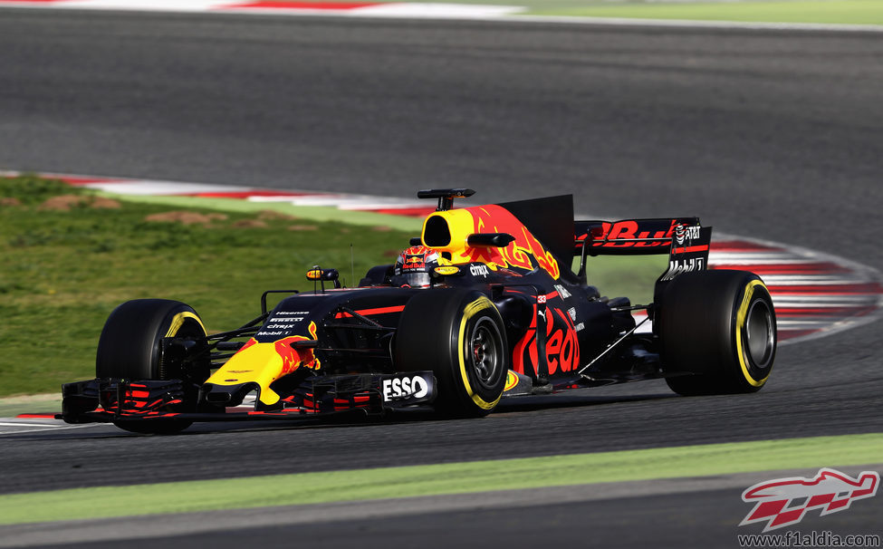 Max Verstappen rodando en Barcelona el martes