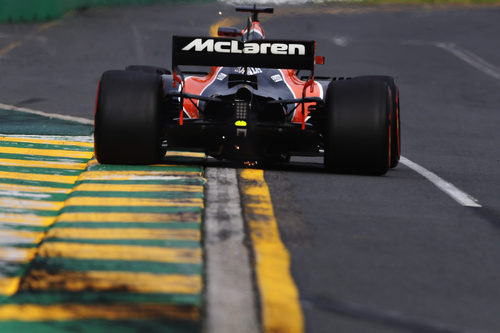 Fernando Alonso intenta sumar vueltas en los libres
