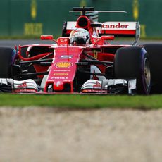 Sebastian Vettel busca mejorar su crono en los libres