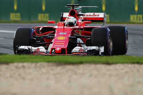 Sebastian Vettel busca mejorar su crono en los libres