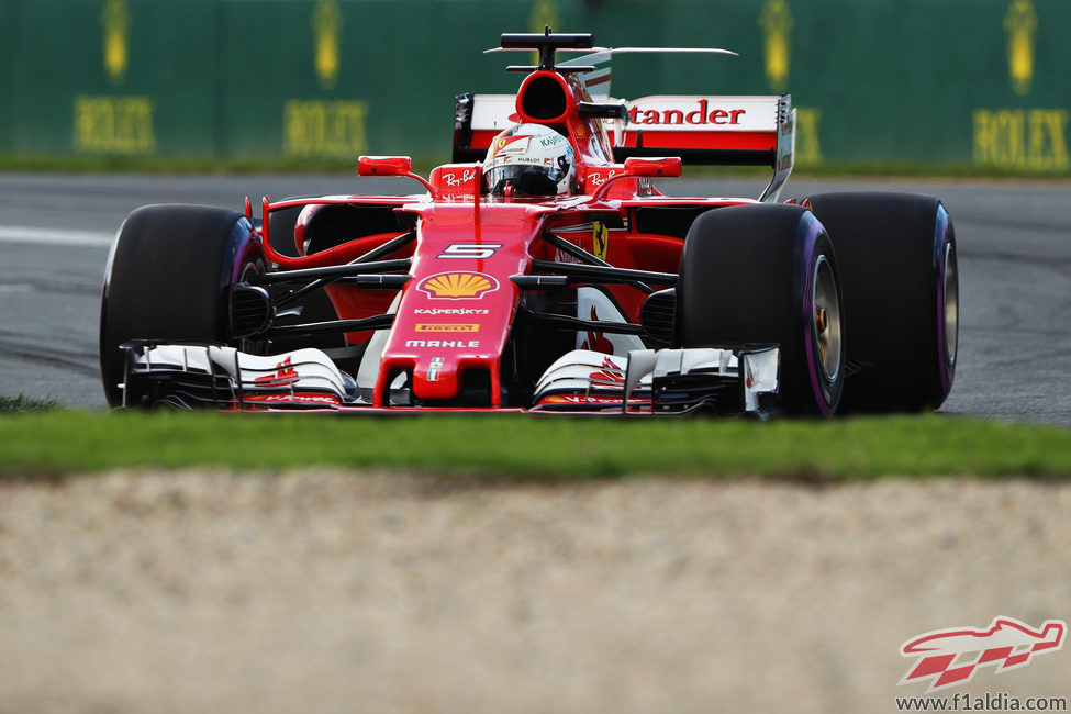 Sebastian Vettel busca mejorar su crono en los libres
