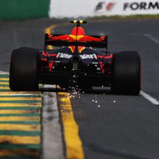 Chispas en la parte trasera del coche de Max Verstappen