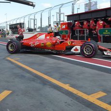Kimi Räikkönen vuelve al box tras una tanda de vueltas