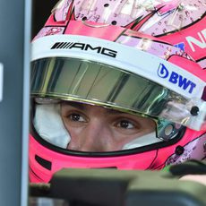 Esteban Ocon observa atento la pantalla