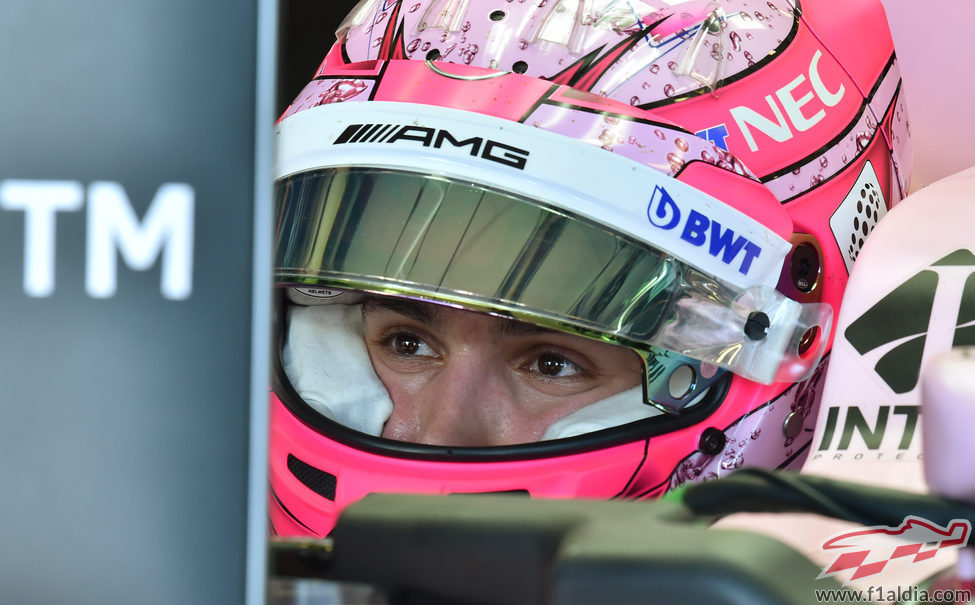 Esteban Ocon observa atento la pantalla