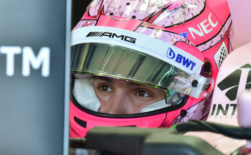 Esteban Ocon observa atento la pantalla