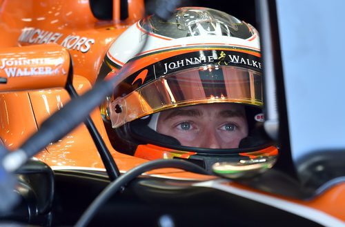 Stoffel Vandoorne parece muy concentrado en el coche