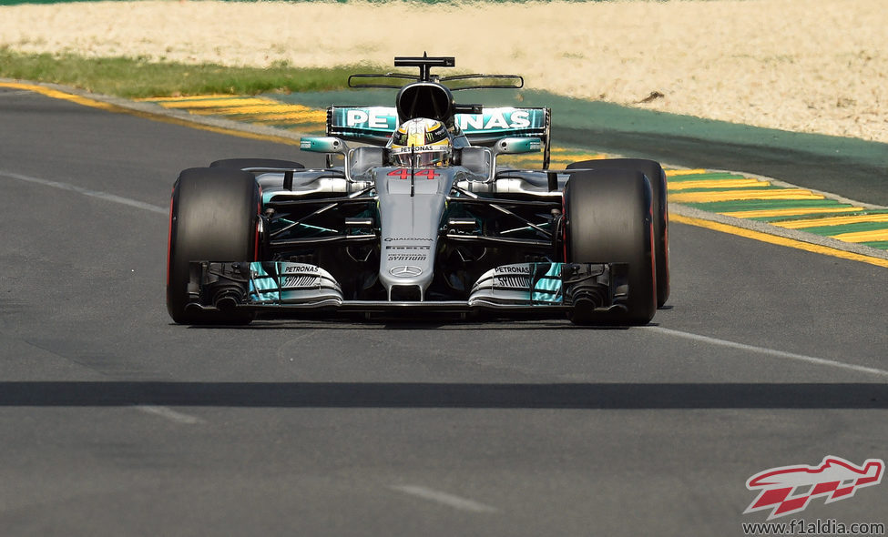 Lewis Hamilton empieza el fin de semana en cabeza