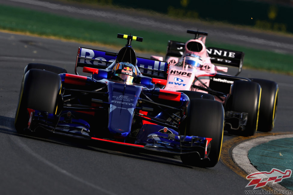 Carlos Sainz peleó con los Force India