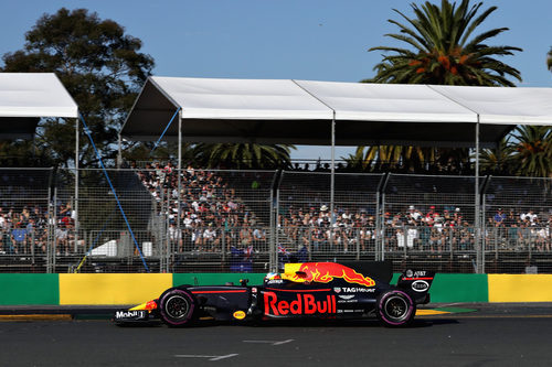 Daniel Ricciardo abandonó frente a su afición