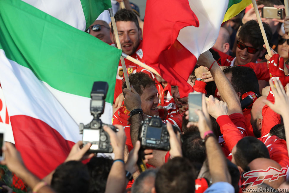 El equipo Ferrari, unido en la victoria