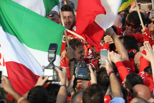 El equipo Ferrari, unido en la victoria