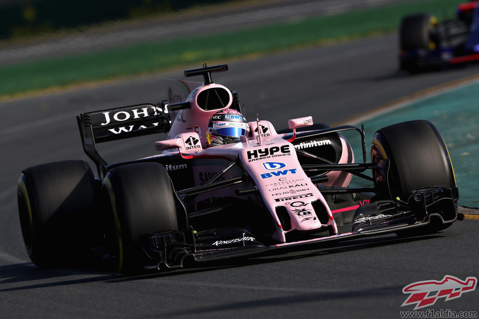 Sergio 'Checo' Pérez acabó séptimo, con Sainz pisándole los talones