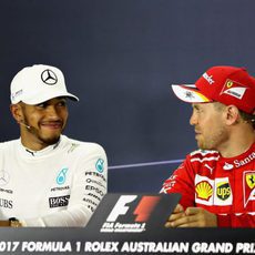 Hamilton y Vettel se ríen en rueda de prensa tras la carrera