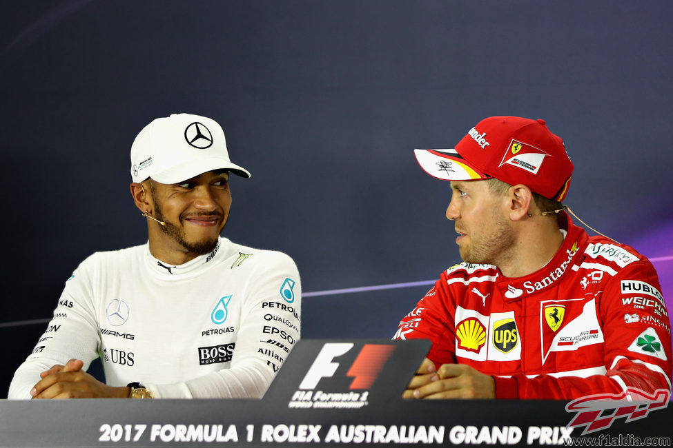 Hamilton y Vettel se ríen en rueda de prensa tras la carrera