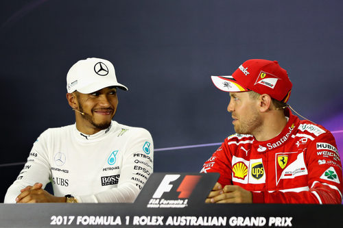 Hamilton y Vettel se ríen en rueda de prensa tras la carrera