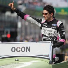 Esteban Ocon saluda a la grada en su debut con Force India