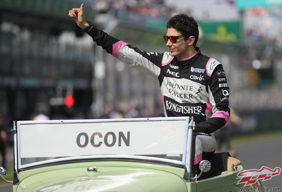 Esteban Ocon saluda a la grada en su debut con Force India