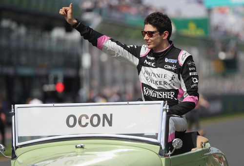 Esteban Ocon saluda a la grada en su debut con Force India