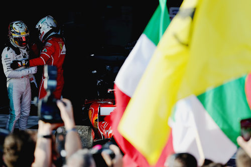 Hamilton y Vettel se saludan en párking cerrado tras la carrera